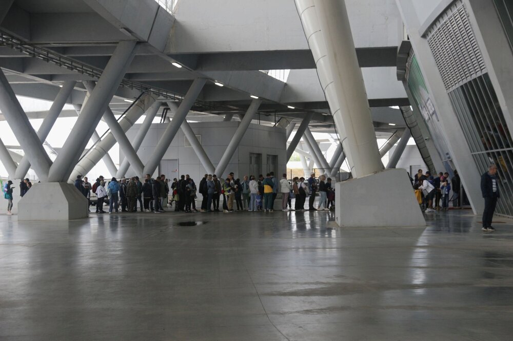 Перед музеем собралась довольно длинная очередь за автографами Гленна.