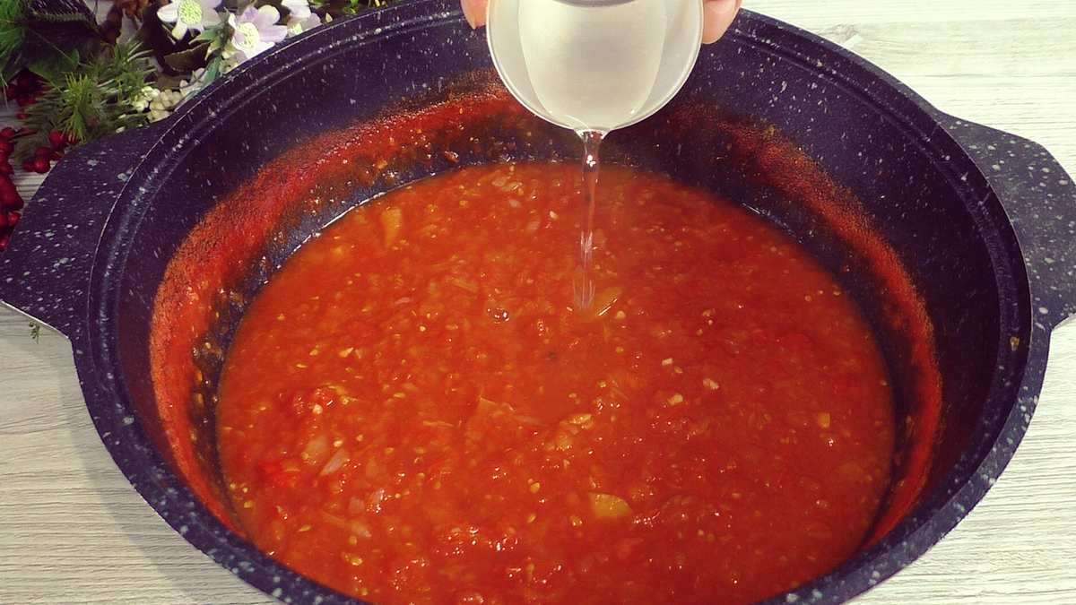 1 заготовка - отличная альтернатива покупным томатам в собственном соку.
Рецепт:
Помидоры в банку
Для 1.5 литра томатного пюре (+/-) 1.5 кг помидоров
Соль 1 ст. л.-11