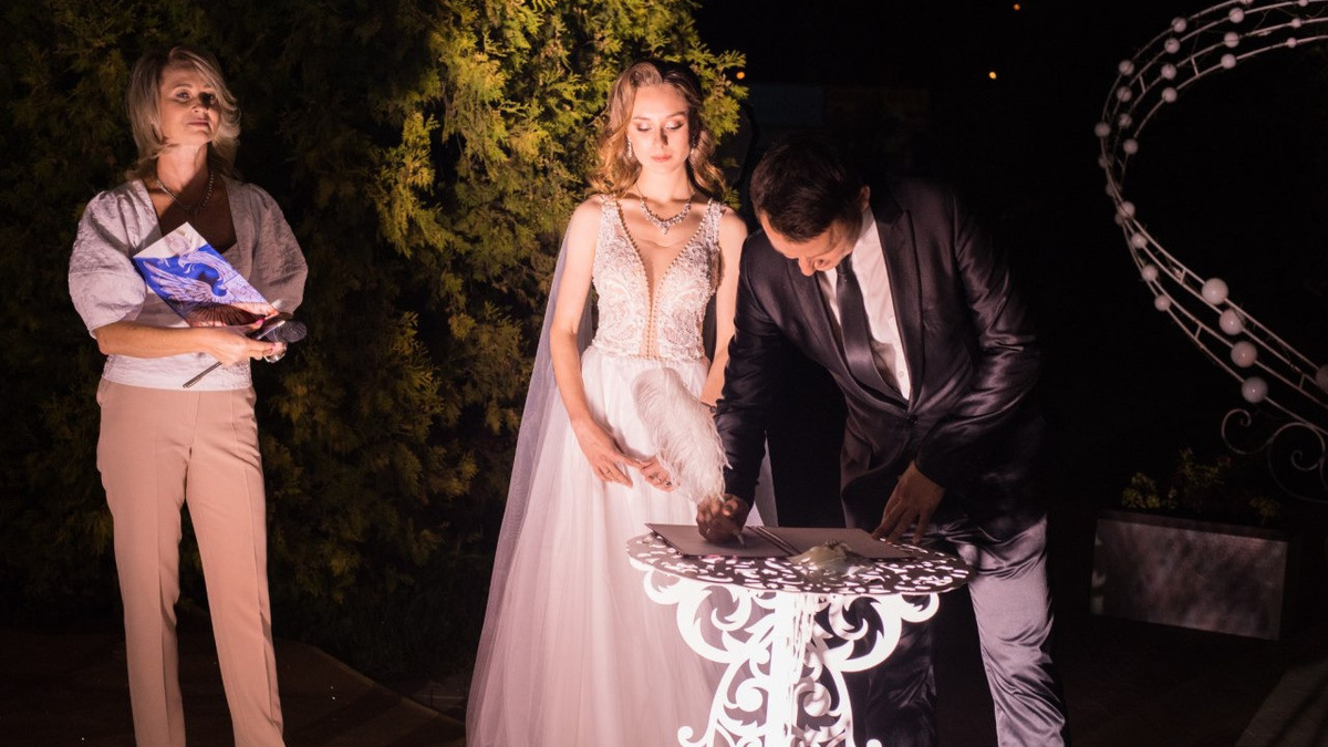     Бракосочетание при Луне официально провели в городе-спутнике Волгограда, сообщили в пресс-службе мэрии.