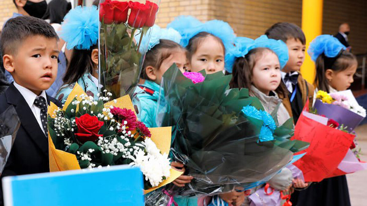 Почему у всех девочек банты голубого цвета? Фото: Kalizhan Ospanov