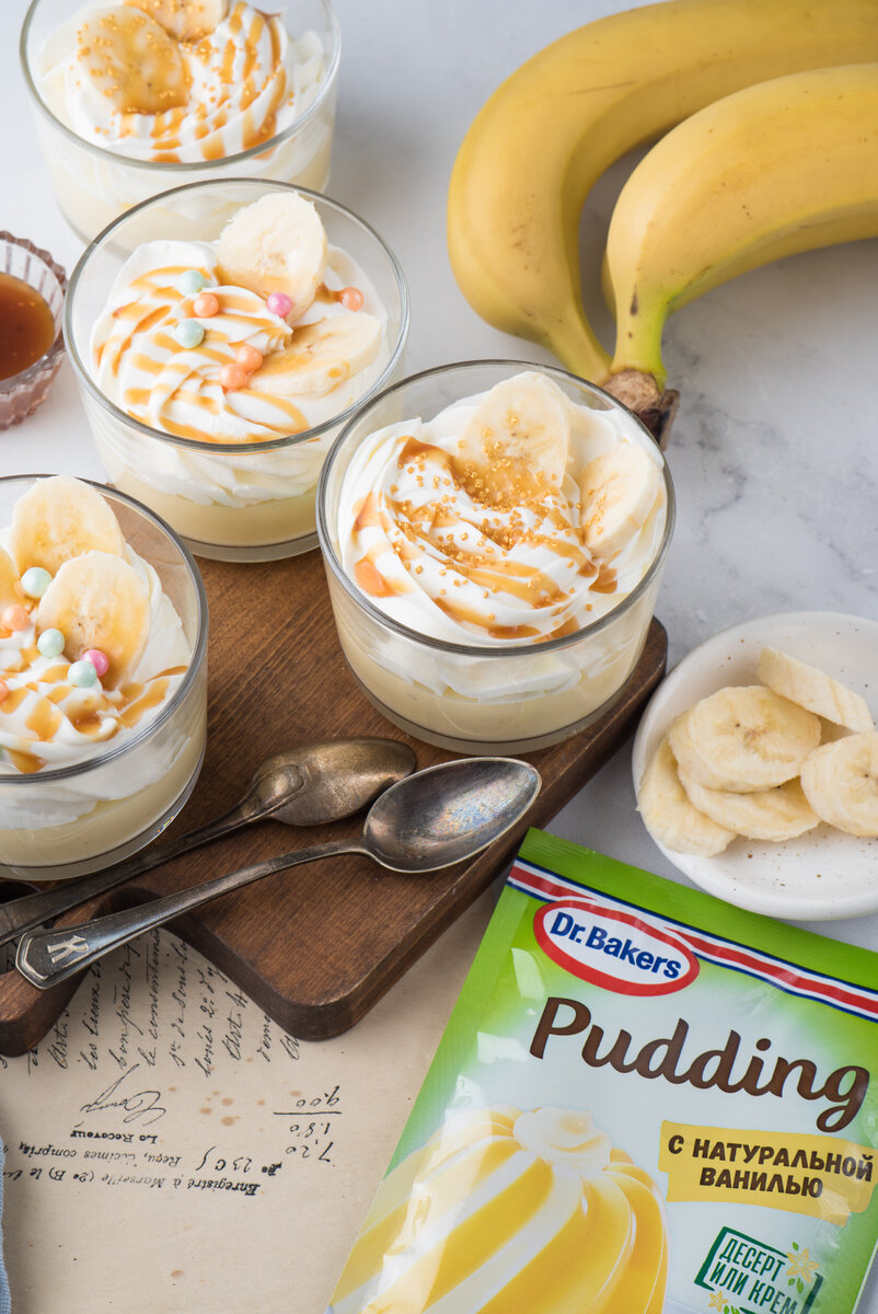 Ванильный пудинг с бананом, взбитыми сливками и декором