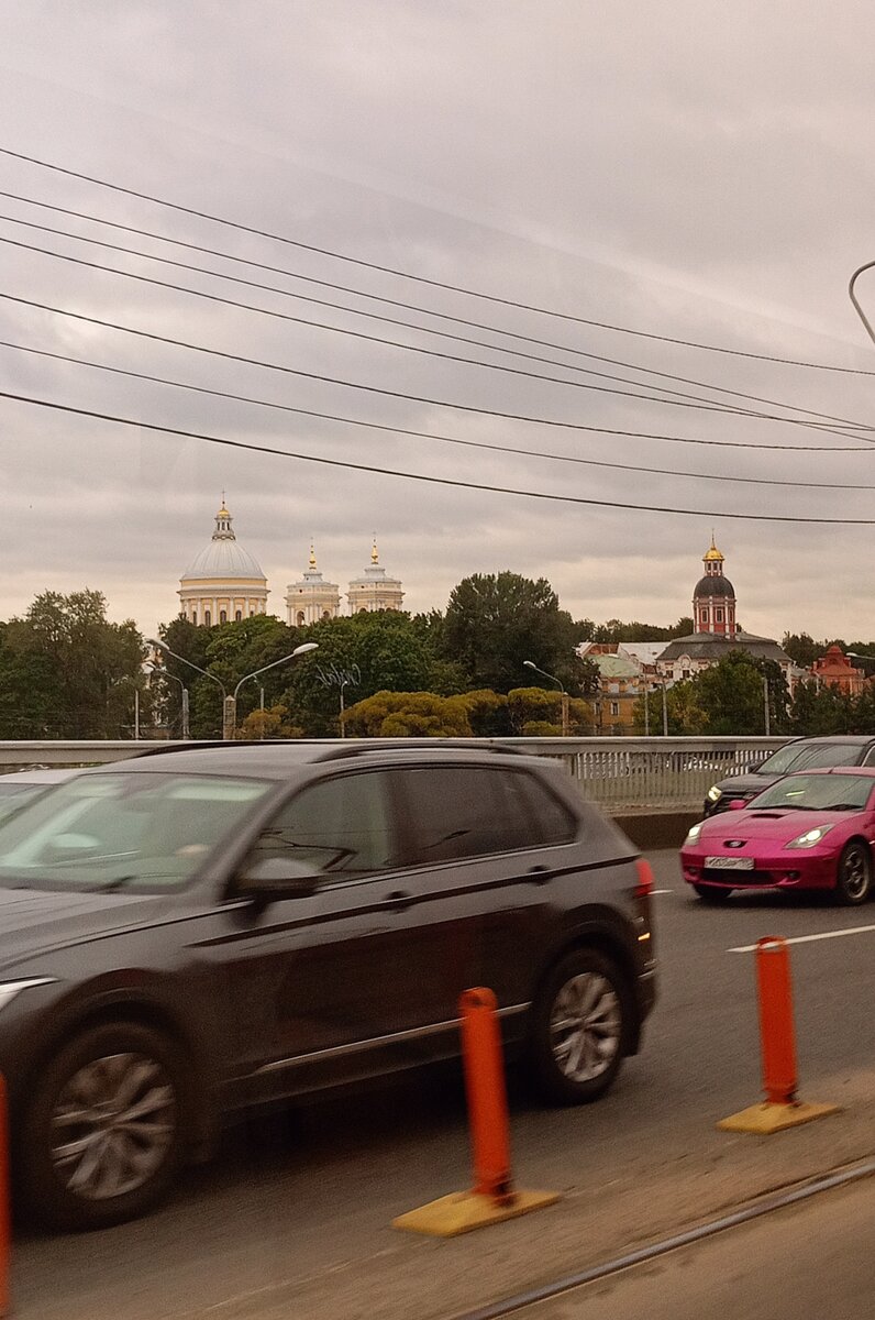 Вот так видно Лавру из трамвая, когда едешь по Мосту Александра-Невского