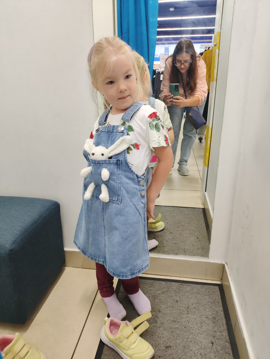 Понравился Злате сарафан в магазине, но брать не стали