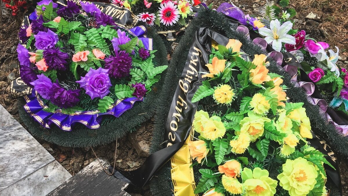     На закрытом погосте продолжаются захоронения.