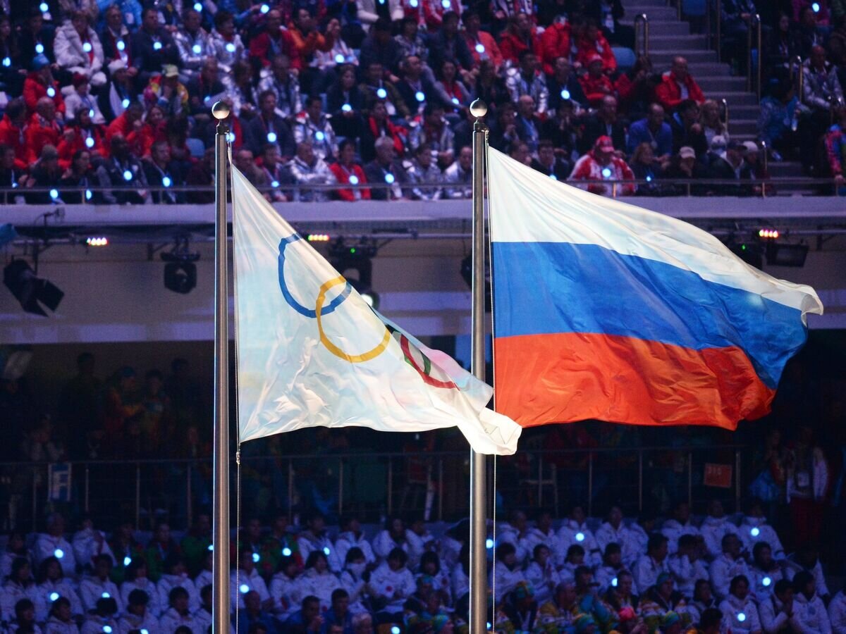    Олимпийский флаг и флаг России© РИА Новости / Валерий Мельников