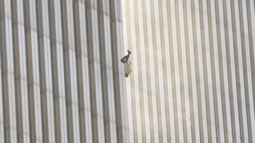    Сотни людей погибли в момент удара первого самолета. Остальные оказались запертыми на верхних этажах и умерли от огня и дыма либо в момент обрушения здания. Около 200 человек разбились, выпрыгнув из окон Richard Drew / AP