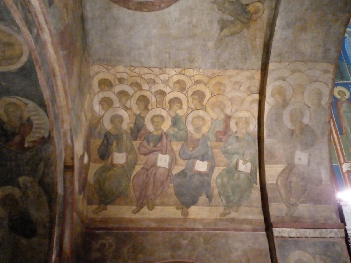 Внутри Успенский собор не менее интересен, чем снаружи - там вы можете насладиться прекрасными фресками Андрея Рублёва (это одна из немногих работ знаменитого иконописца, сохранившаяся до наших дней)