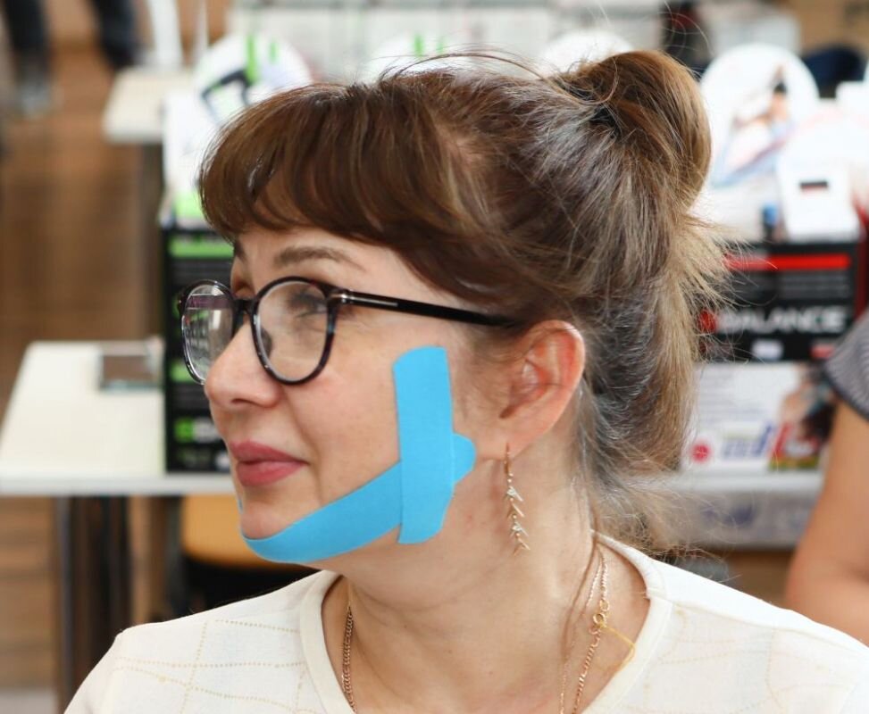 тейпирование лица от брылей. кинезио тейп для лица. тейпирование брылей. тейп от брылей на лице схема. тейпирование второй подбородок схема.