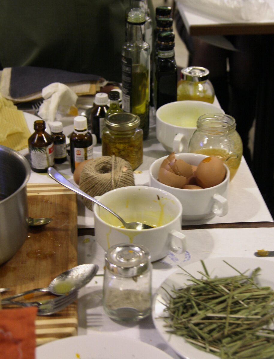 Крем для лица своими руками делается очень быстро. Для этого необходимо лишь качественное оливковое масло, воск, витамины и эфирные масла. Дополнительные ингредиенты можно добавить, если хочется более сложный вариант. Фото Людмилы Шевцовой. 