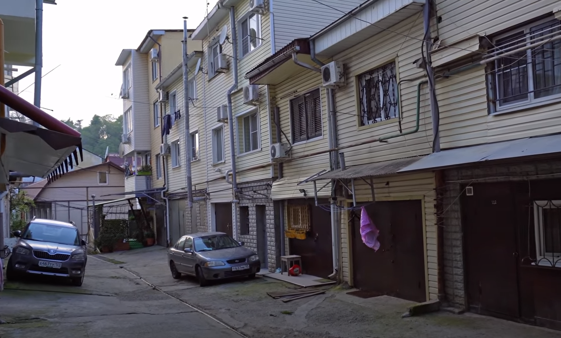 Дома гаражи по ул. Фабрициуса в Сочи