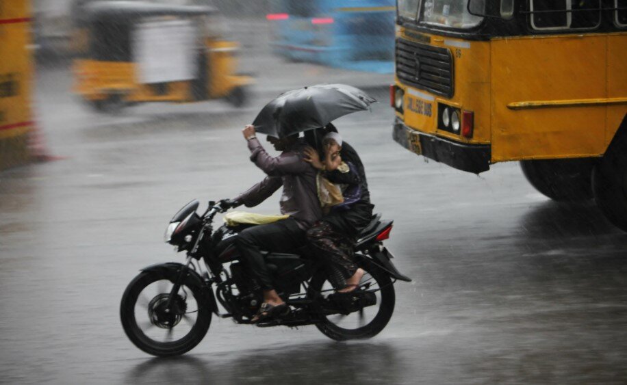 Тут вот ребята под крышей едут, но так делать нельзя - опасно. Тем более втроём.
