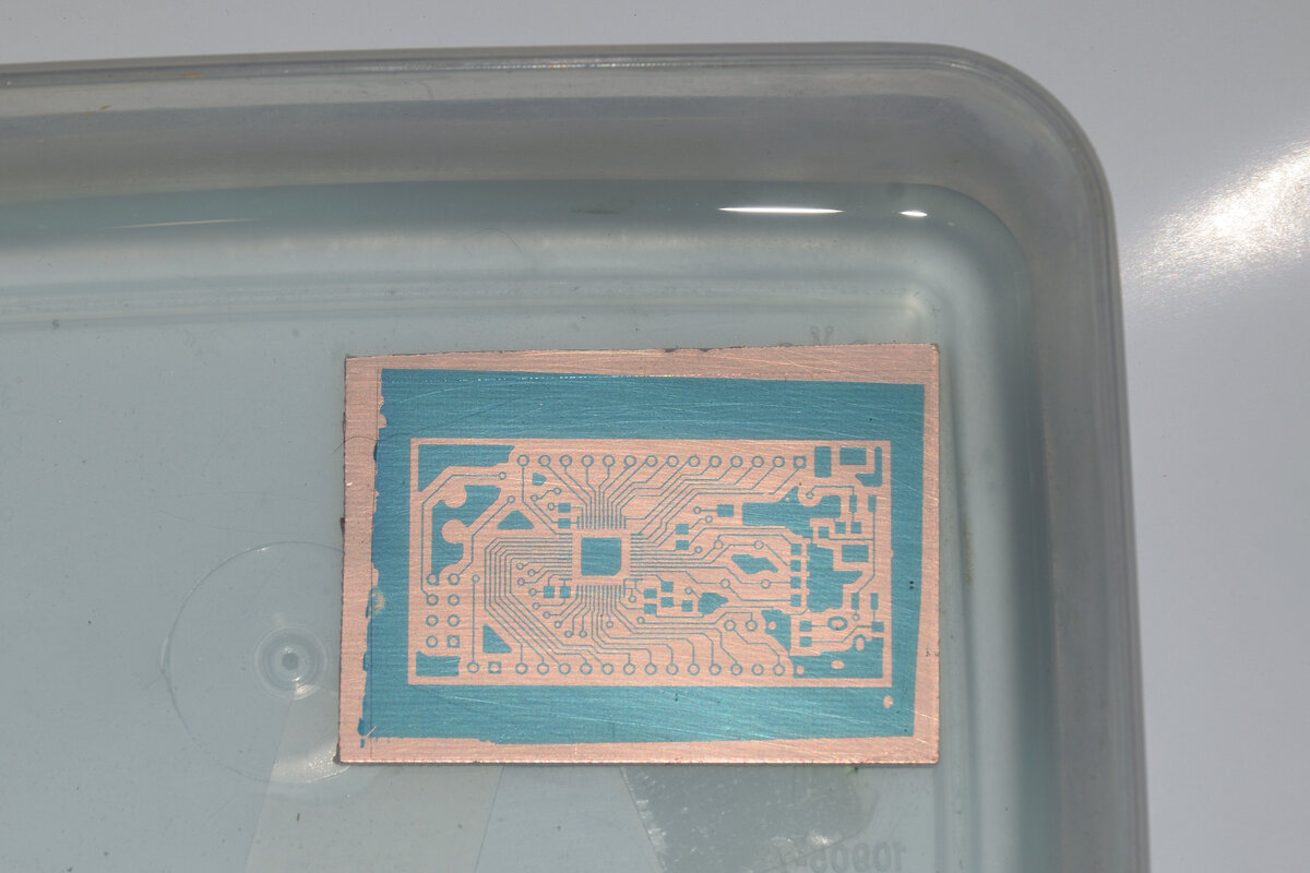 Плата после окончания смыва фоторезиста (верхняя сторона). 