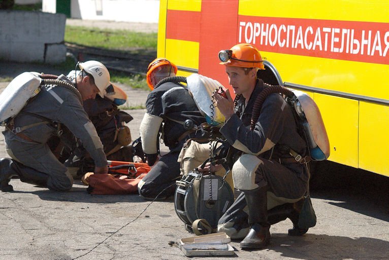 Пожар фото. Спасли горняков 13 человек. Шахтеры обуховской шахты. Спасли горняков 13 человек. Эвакуация.