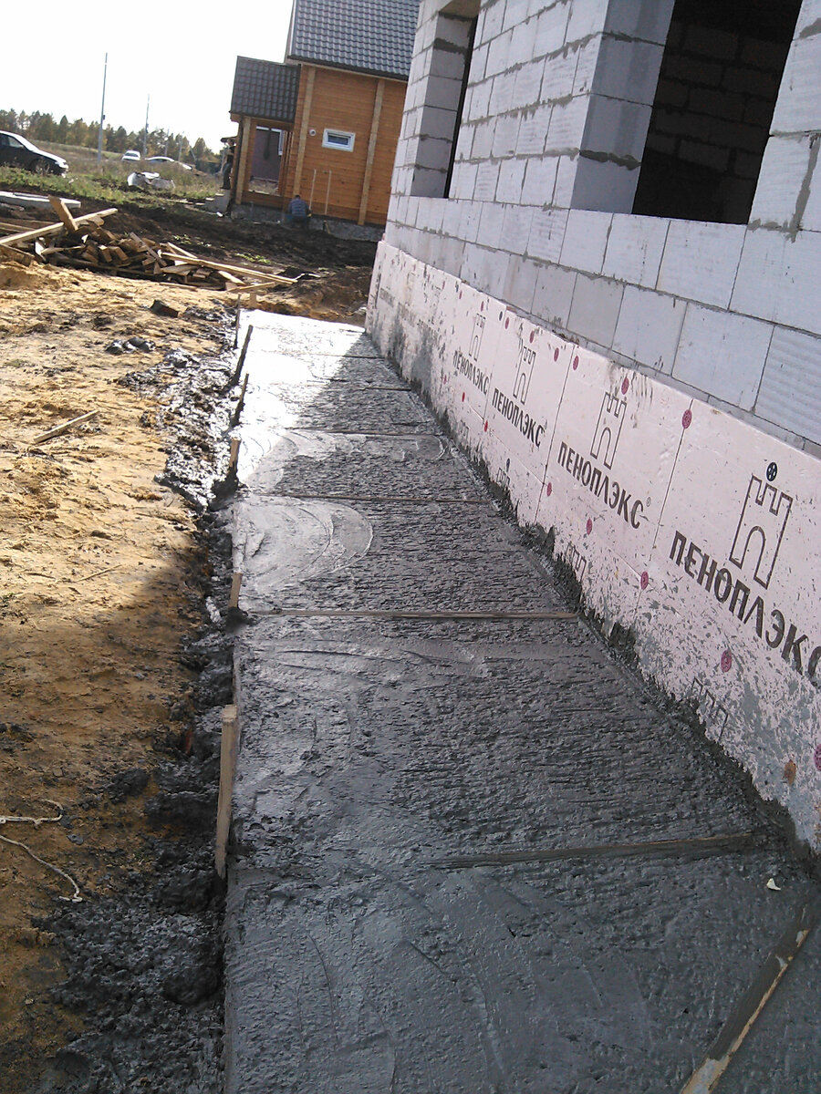 Разровняли они его также косячно как и приняли сам бетон. У них даже сапог не было, поэтому они просто упирались руками в стену и за один мах проходили правилом по маякам. Вот такая технология.