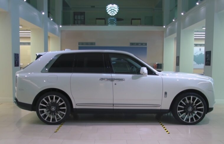 Rolls-Royce Cullinan, цена от 30 млн рублей. Фото из сети Интернет. 
