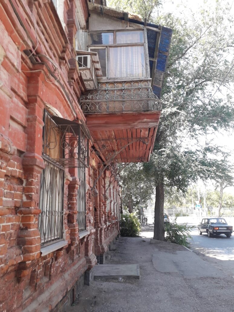 Красивый старинный балкон