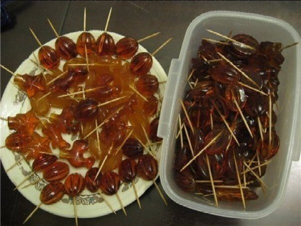 
Ингредиенты:
мед - 250-300 г
молотый имбирь - 1 ч. ложка.

Приготовление:
1.Смешиваем мед и имбирь, ставим на очень маленький огонь и варим 1,5-2 часа.     
2.Чтобы мед "не убежал", постоянно его мешайте. Варить до тех пор, пока капля, упавшая на поверхность стола, не станет застывать.
3.Массу остудить, вылив на ровную поверхность, а потом наколоть на кусочки, или
сразу разлить по силиконовым формочкам для конфет или льда. Чтобы конфетки
легко доставались, смазать формы растительным маслом
4.Можно добавить в массу 1/2 ч. ложки лимонного сока или отвар из корня солодки. Можете сделать леденцы на палочке. 3-4 леденчика в день - и вы не заметите как ребенок поправится. Тем более, что сделано все мамиными руками и не содержит консервантов и красителей!