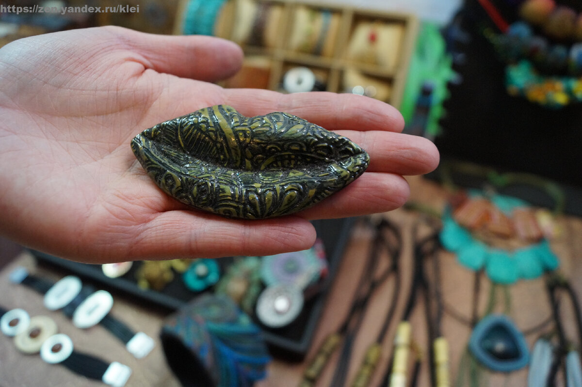 Эту очаровательную брошь я позволила себе назвать "улыбка Моны Лизы" 