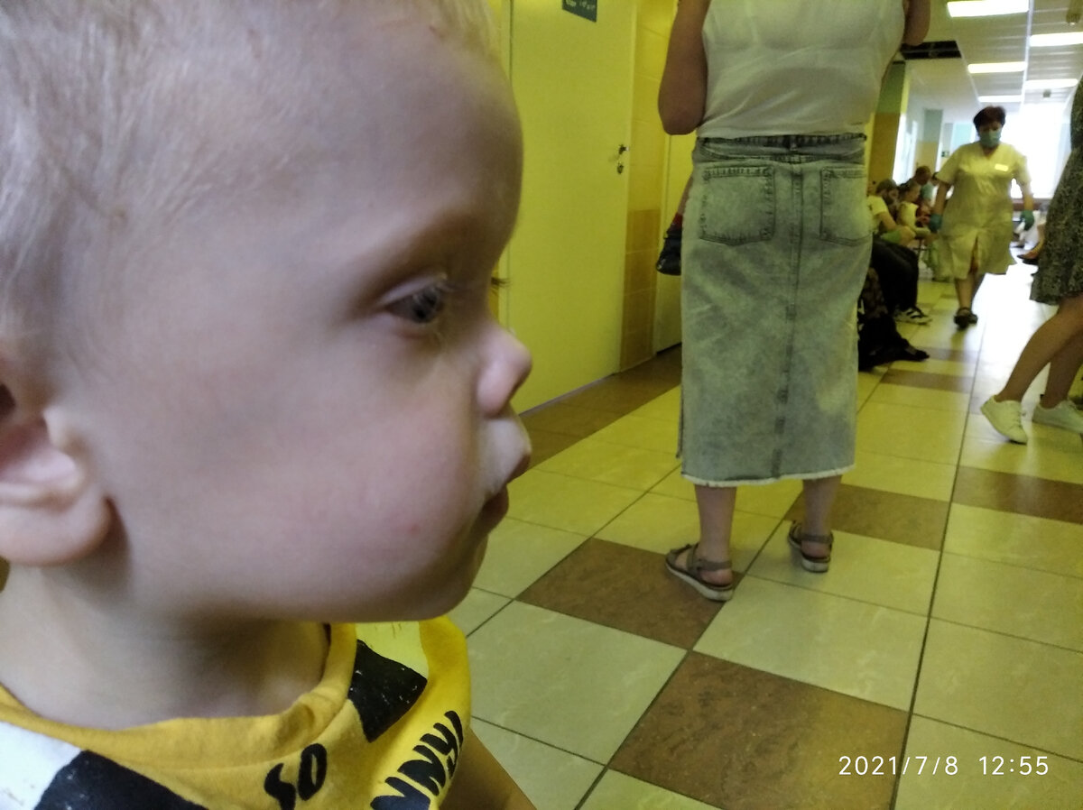 Я всегда забываю, что типа блогер и нужно фоткать всё подряд, поэтому фоток из больницы нет. Вот только эта – сестра брата фоткала. Это мы сидим под дверью кабинета врача, ждём, когда она придёт.