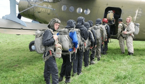 Парашютная подготовка в ДОСААФ / источник фото ampravda.ru
