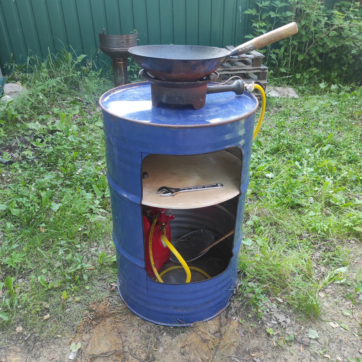 Разметил дверь, аккуратно болгаркой выпилил, вырезал полку из фанеры, подогнал, чтобы вставлялась в ребро жесткости. 