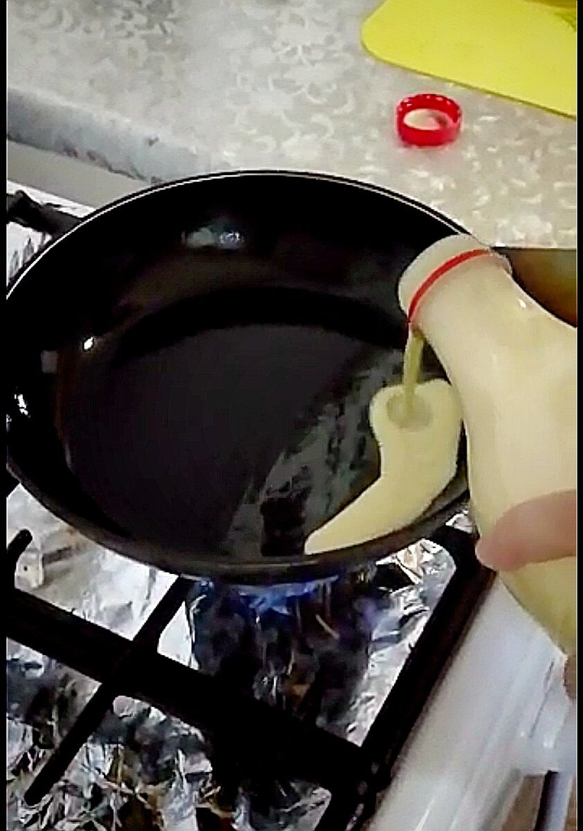 Фото автора, наливаю тесто