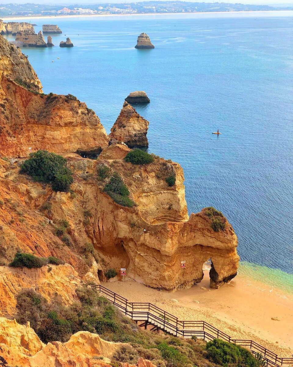 Пляж Прайя-ду-Камило, Португалия