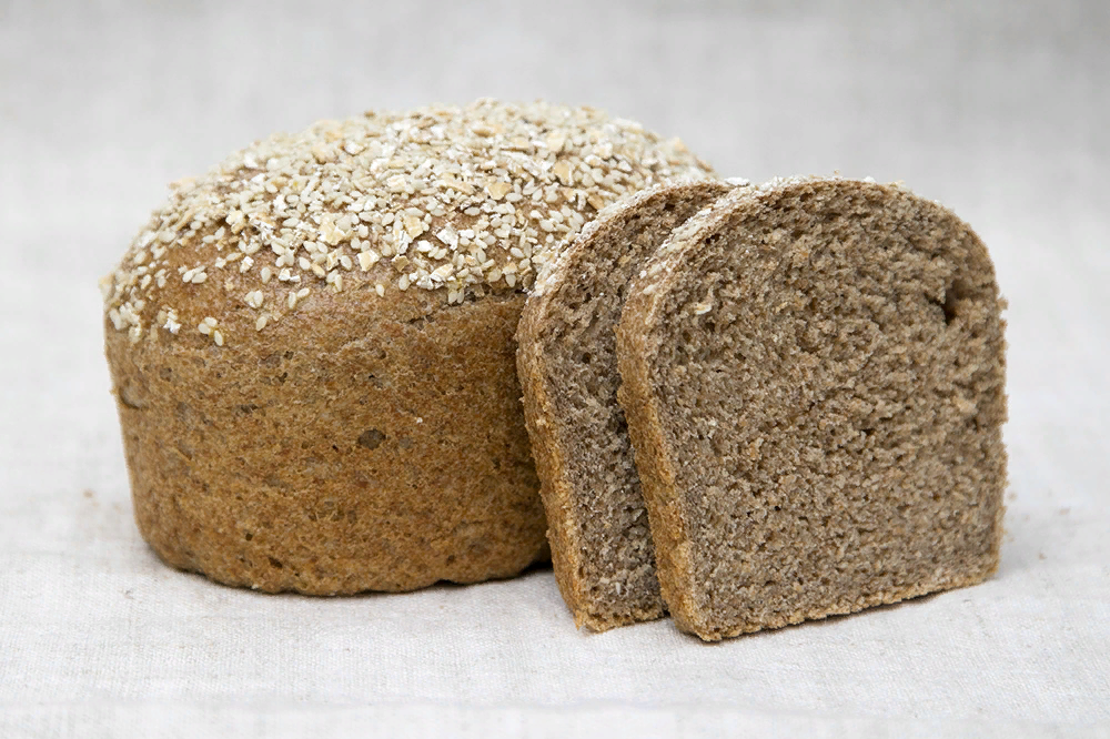 Хлебцы хлебб гречневые. Гречишный хлеб. Гречневый хлеб. Серый хлеб. Ржаной гречневый хлеб