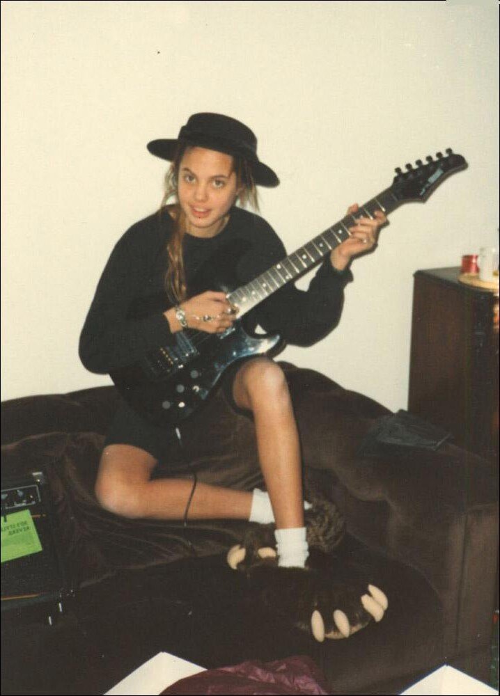 Джоли была бунтаркой