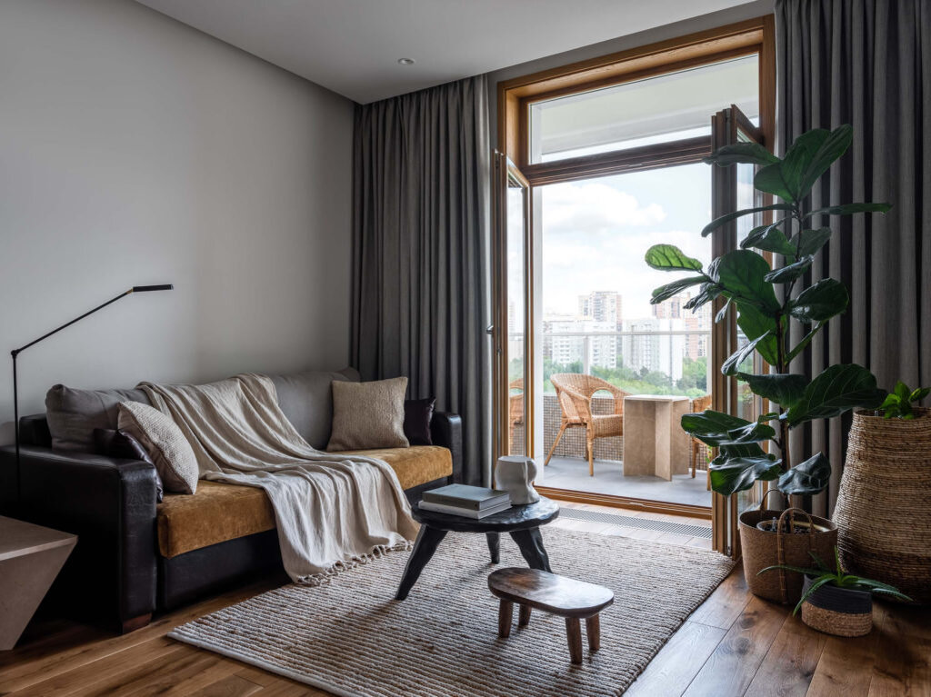 Гостиная. Винтажный диван; столики, ковер, подушки, плед, Zara Home; кресла, IKEA; мраморные столики сделаны на заказ по эскизу дизайнера; ваза, Levadnaja Ceramics.