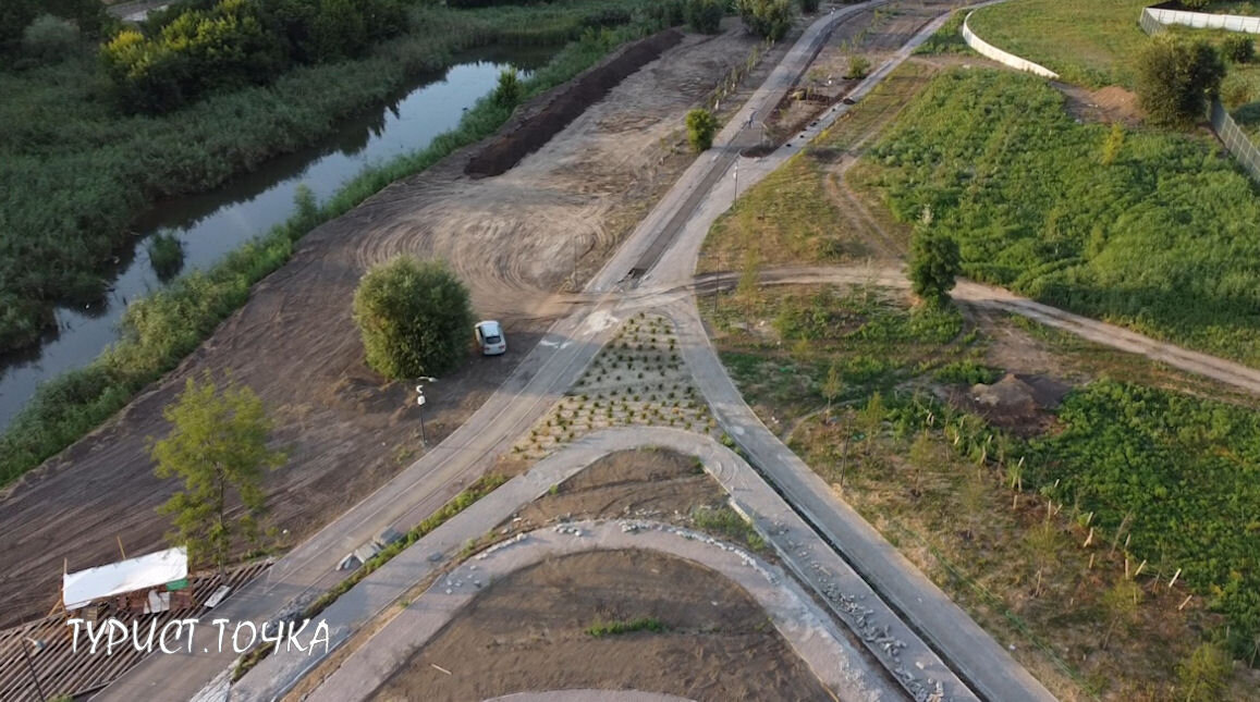 В парке много голой земли и бурьяна
