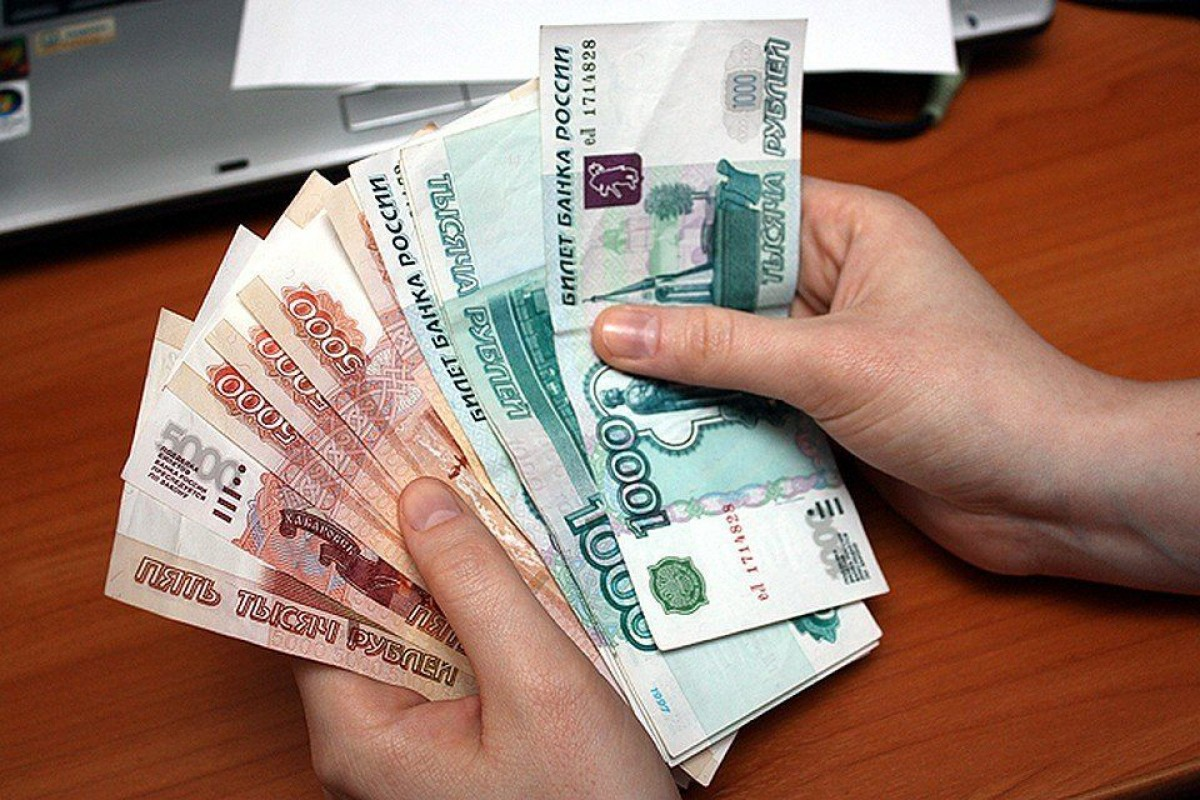 Нужны 50 000. Деньги в руках. Деньги рубли. Деньги в руках рубли. Рубли в руках.