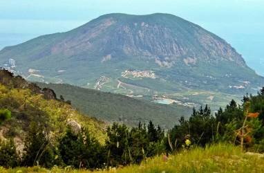 Тем не менее, Роман Кош является не только самой высокой горой на карте Крыма, но и одной из самых популярных природных достопримечательностей среди путешественников. Туристы ценят ее в первую очередь за относительно спокойный подъем, во время которого можно изучать красоту флоры и фауну Крыма, за чистый воздух, и за поразительные пейзажи, открывающиеся с самой высокой точки. Север проглядывается так далеко, что можно увидеть Партизанское водохранилище Симферополя. В пологих склонах котловины, покрытых густым лесом, скрываются древние пещерные города Чуфут-Кале и Кыз-Кермен. Если внимательно рассмотреть пейзаж, то можно заметить и голубой шар, выглядывающий из зелени деревьев. Многие узнают в нем купольную крышу астрономической обсерватории. С восточной стороны перед туристами как на ладони предстает Бабуган-Яйла, а с южной - известная Беседка ветров. Однако шикарных морских видов с вершины Роман-Кош не увидеть, можно лишь разглядеть на горизонте темно-синюю полосу воды.