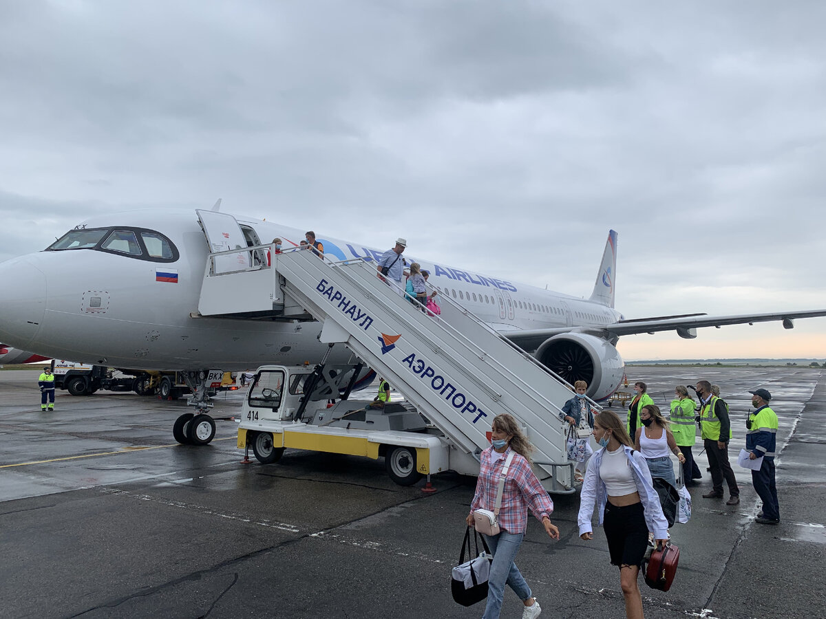 Airbus A321neo авиакомпании «Уральские авиалинии» в аэропорту Барнаула. Все фото в статье сделаны лично автором