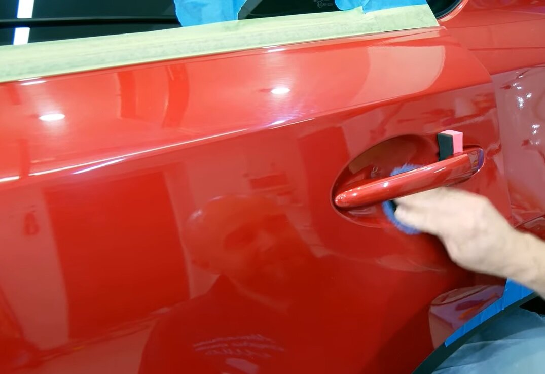 Зоны под дверными ручками автомобиля подвержены появлению заметных дефектов. Как правило, они связаны с задеванием лакокрасочного покрытия пальцами.-2