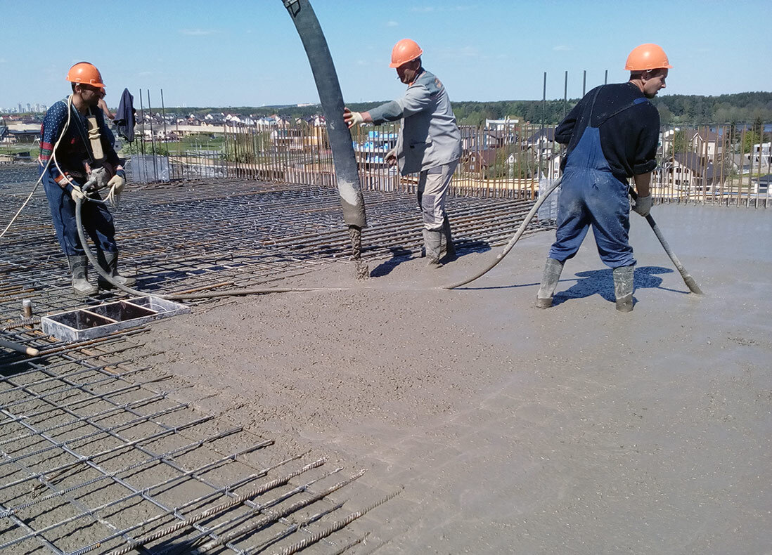 Процесс уплотнения бетонной смеси при заливке плиты перекрытия.