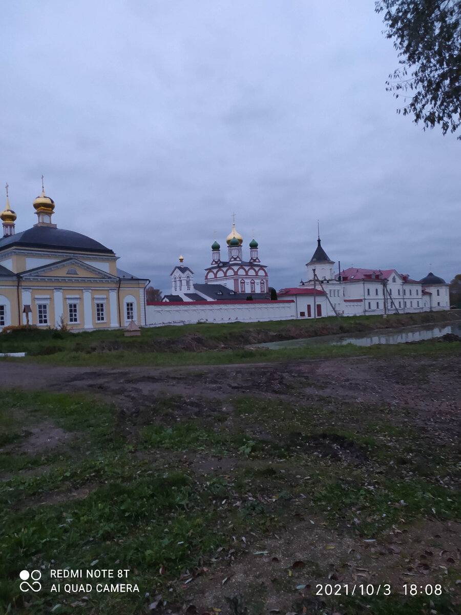 Вот в таком красивом монастыре можно переночевать в Ростове Великом. Фото автора. 