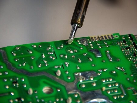 Учитывая температуру плавления присадочного металла, можно выделить два типа пайки: мягкую и твердую, которые различаются по областям применения и методикам: При пайке мягким припоем нагрев осуществляется выборочно. Он используется в основном в электротехнике, например, для электропроводящего соединения компонентов на печатной плате. Этот метод имеет множество преимуществ:
Диапазон рабочих температур составляет 180 - 250 ° C, что означает, что подключаемые элементы не подвергаются термической перегрузке.

Паяное соединение обеспечивает достаточную механическую прочность, чтобы надежно удерживать даже более крупные компоненты.

Паяльник избирательно нагревает материал, поэтому процесс пайки может быть проведен быстро.

За исключением системы отвода дыма припоя, никаких специальных защитных мер не требуется.
