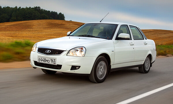 Завод по сборке автомобилей в чеченском городе Аргун со следующего года приступит к выпуску новых моделей ВАЗа. До конца года на предприятии намерены собрать 300 последних автомобилей марки "Лада Приора", которые выпускаются в республике с 2012 года.

"Кавказский узел" писал, что завод по сборке легковых автомобилей тольяттинского автозавода был открыт в Чечне в 2008 году на базе бывшего завода "Пищемаш" в городе Аргун. Первоначально на заводе производилась конвейерная сборка автомашин марки "ВАЗ-2107", в 2012 году завод освоил выпуск "Лад Приор". Реализацией автомобилей "Лада" чеченской сборки занимается непосредственно "АвтоВАЗ", который распределяет продукцию "Чеченавто" по дилерским сетям в различных регионах России. 

"Начиная со следующего года завод "Чеченавто" переходит на сборку ВАЗовской модели "Лада Гранта", а также новинки тольяттинского завода "Лада Веста", выпуск которой начнется уже в октябре. "АвтоВАЗ" прекращает выпуск "Лад Приор", и, соответственно, наш завод также перейдет на другие модели", - рассказали корреспонденту "Кавказского узла" в министерстве промышленности и энергетики Чечни.

В министерстве сообщили, что до конца текущего года в Аргуне будет собрано 300 автомобилей марки "Лада Приора". Всего за первые 7 месяцев этого года на "Чеченавто" было собрано 1900 "Приор". На сегодняшний день завод выпускает от 120 до 160 автомобилей в месяц.

На заводе в городе Аргун работает около 250 специалистов, 170 из которых заняты непосредственно на конвейере, сообщили в министерстве. "В дальнейшем при увеличении заводских мощностей штат сотрудников планируется увеличить в два раза", - рассказал сотрудник минпрома.

Автомобили производства "Чеченавто" поступают в регионы Северного Кавказа, а также в Крым и Севастополь, прокомментировали в министерстве промышленности и энергетики Чечни.

Чеченские автовладельцы предпочитают продукцию "Лады" из Тольятти

Автовладельцы в Чечне чаще предпочитают покупать продукцию завода по производству "Лад" в городе Тольятти, а к местной продукции относятся настороженно.

"Хотя у нас и говорят, что на заводе в Аргуне очень жесткий контроль за выпуском машин, и сборка даже лучше, чем на заводе в Тольятти, я больше доверяю "АвтоВАЗу". Этот завод работает уже десятки лет, там все налажено, а наш "Чеченавто" только учится работать. Слышал, что в этом году "АвтоВАЗ" намерен прекратить выпуск "Лад Приор", и думаю, что особого смысла покупать "Приору" нет. Лучше приобрести "Калину-2", "Гранту" или новую "Весту", - заявил корреспонденту местный житель Юнус.

"Я за последние четыре года поменял две "Приоры". Машина меня вполне устраивает", - рассказал корреспонденту житель Грозного Усман.

По словам мужчины, он предпочитает автомобили тольяттинской сборки. "Сейчас я думаю о том, чтобы продать свой автомобиль и купить "Ладу Весту", - сказал он. 

"Кавказский узел" писал, что, по данным Чеченстата, "Чеченавто" в 2013 году выпустил 791 автомобиль "Лада Приора", что почти на 26% меньше показателей предыдущего года. 

