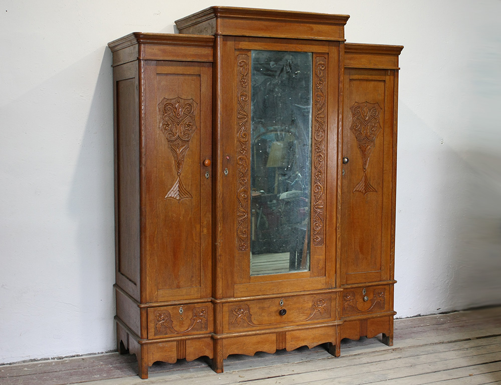 Фото из открытых источников. Шкаф реально похож, как я его помню.