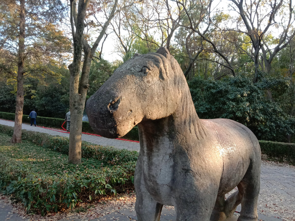 Скульптуры благопожелательных животных-защитников времен династии Мин на Пурпурной горе