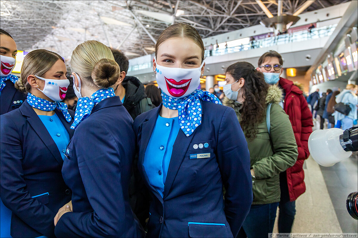 Победа перевозки. Маски стюардесс Победы. Маски бортпроводниц победа. Авиалинии победа. Победа авиалиния на обои