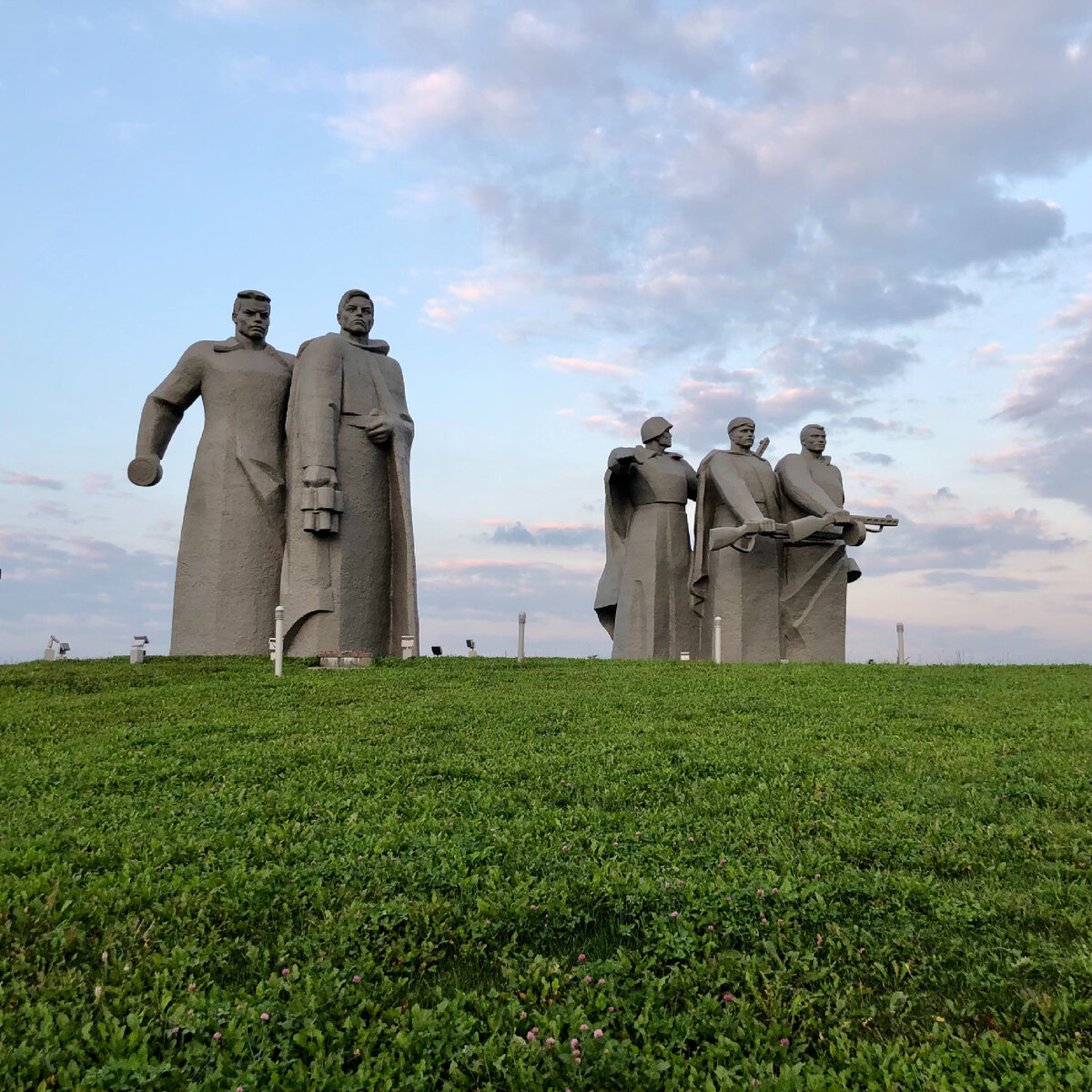 Куда поехать, если не хочется смотреть парад: памятник героям-панфиловцам в 100 км от Москвы