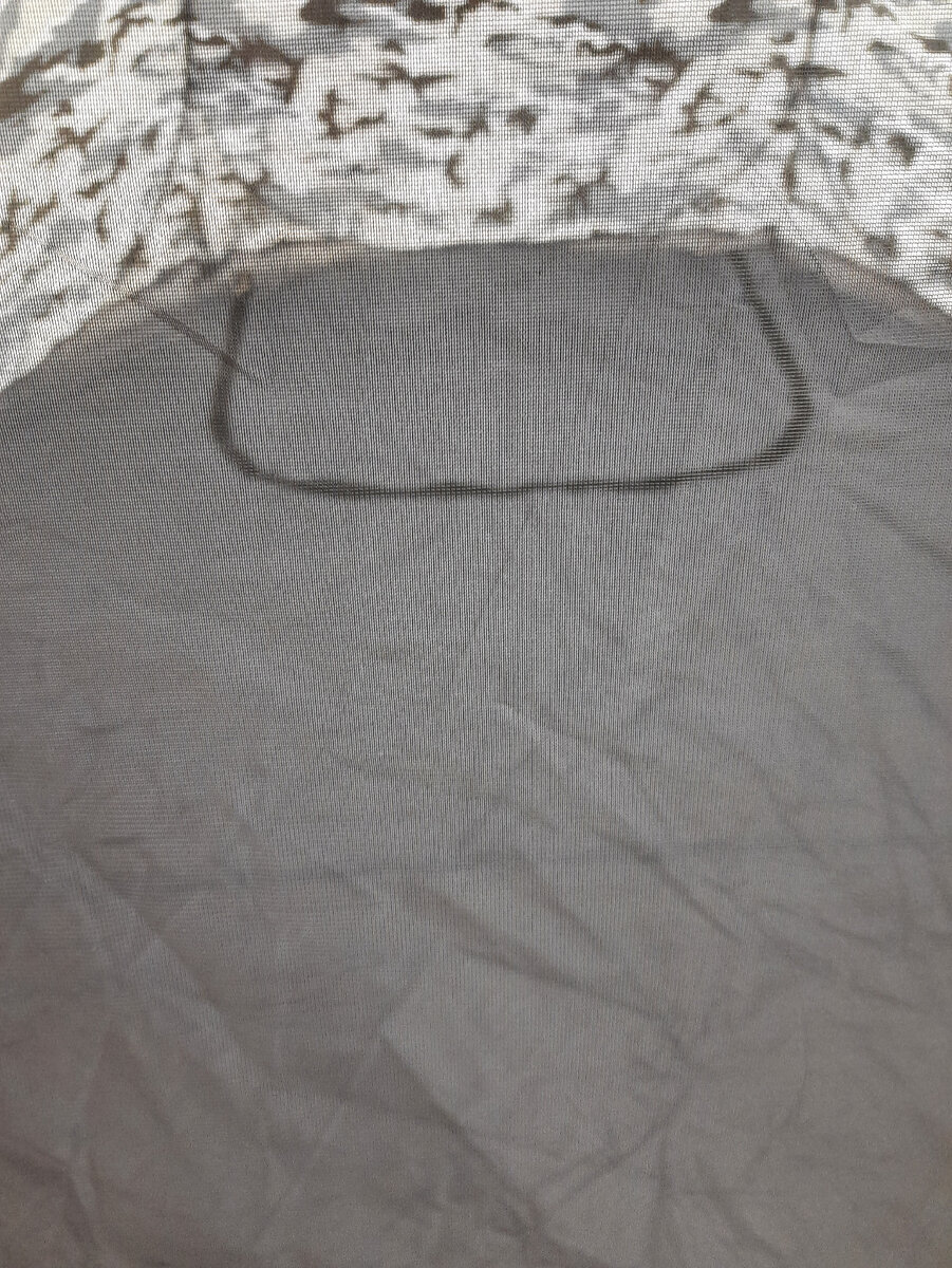 Кстати, на входе есть москитка для летнего отдыха.