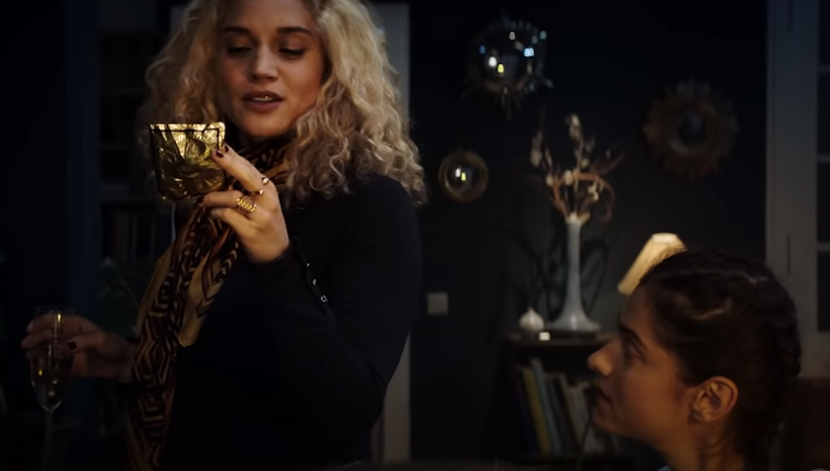 Подарок подруги на день рождения обернулся для Евы печальными, но завораживающими происшествиями.