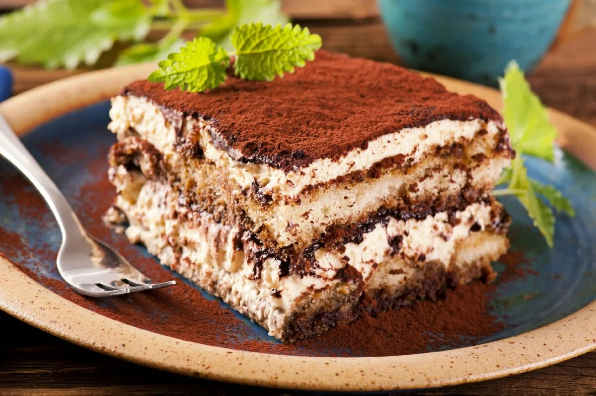 Рецепт самого простого вкусного торта. Тирамису шоколадный. Тирамису классический тирамису классический. Тортик шоколадный тирамису. Торт тирамису итальянский.