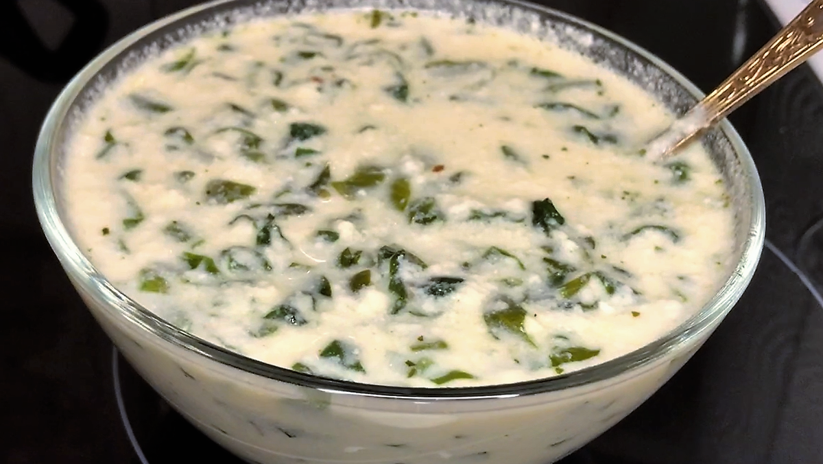 Понадобится:                                                                                                                         - 200 г сыра твердых сортов                                                                                                   - 100 г шпината                                                                                                                       - 200 г сметаны