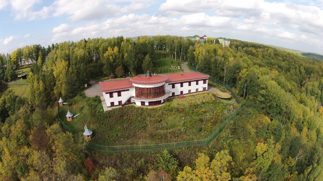 Современная паролечебница. Расположена на вершине Горящей горы. (413 метров над уровнем моря).Фотография из архива автора.