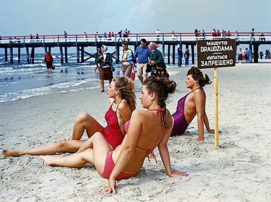 На пляже среди людей голая демонстрирует (60 фото) - секс и порно