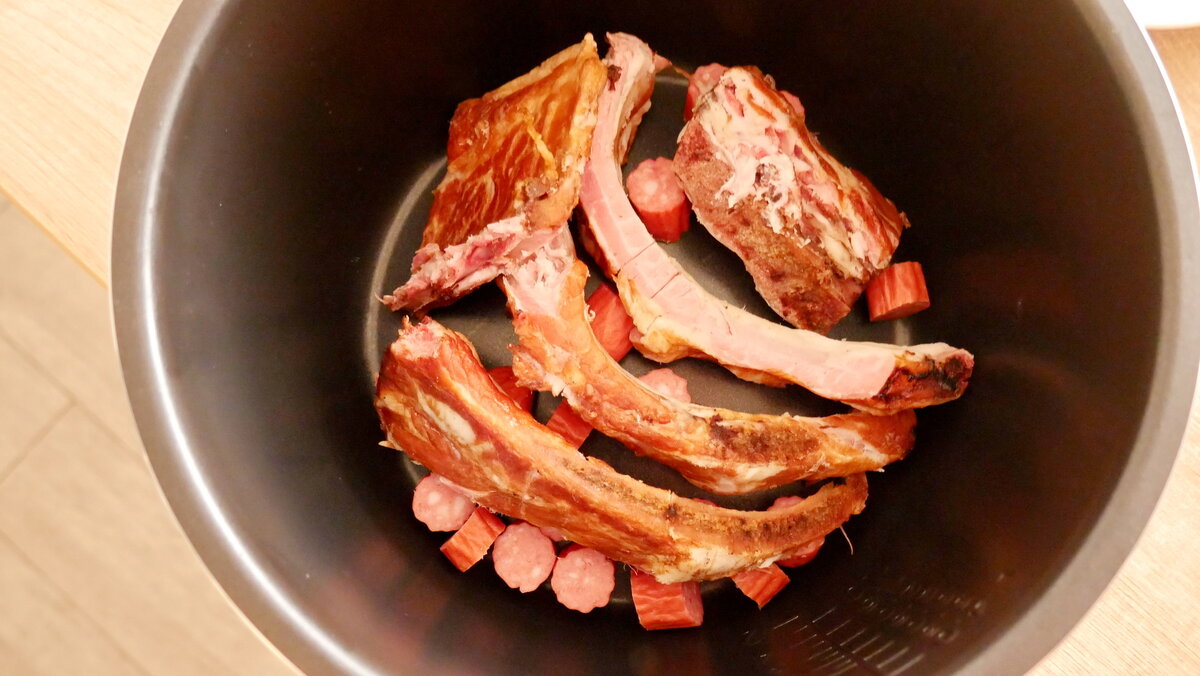 Подойдут любые копчености.